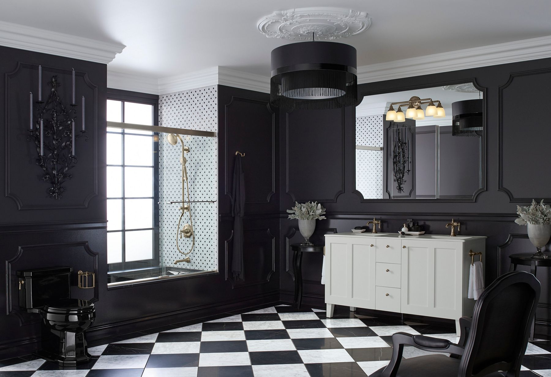 Une salle de bain noire traditionnelle avec toilette KOHLER noire, meuble-lavabo blanc, plancher à motif de diamant noir et blanc, baignoire noire avec douche à carreaux noir et blanc et murs à panneaux noirs