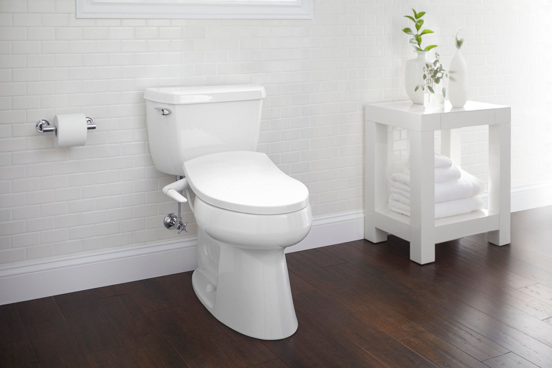 Toilette KOHLER dotée d’un siège avec bidet dans une salle de bain blanche et lumineuse