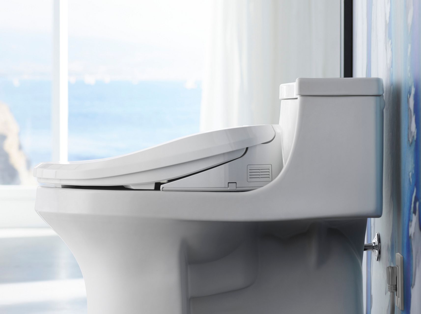 Vue de profil d’une toilette Sans Souci blanche de KOHLER avec siège de toilette à fonction de bidet C3-155.