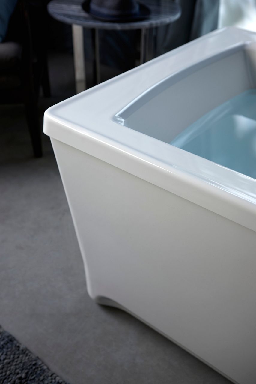 Detail of an acrylic bath filled with water.