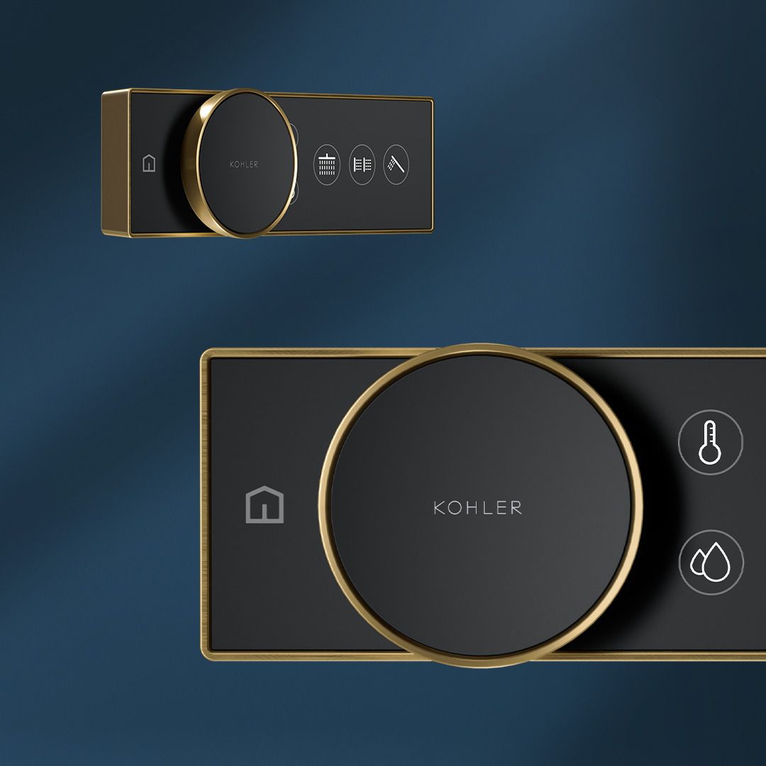 Une commande de douche numérique noire Anthem™, avec une garniture en laiton brossé, est installée sur un mur bleu, avec une vue rapprochée de ses commandes conviviales.