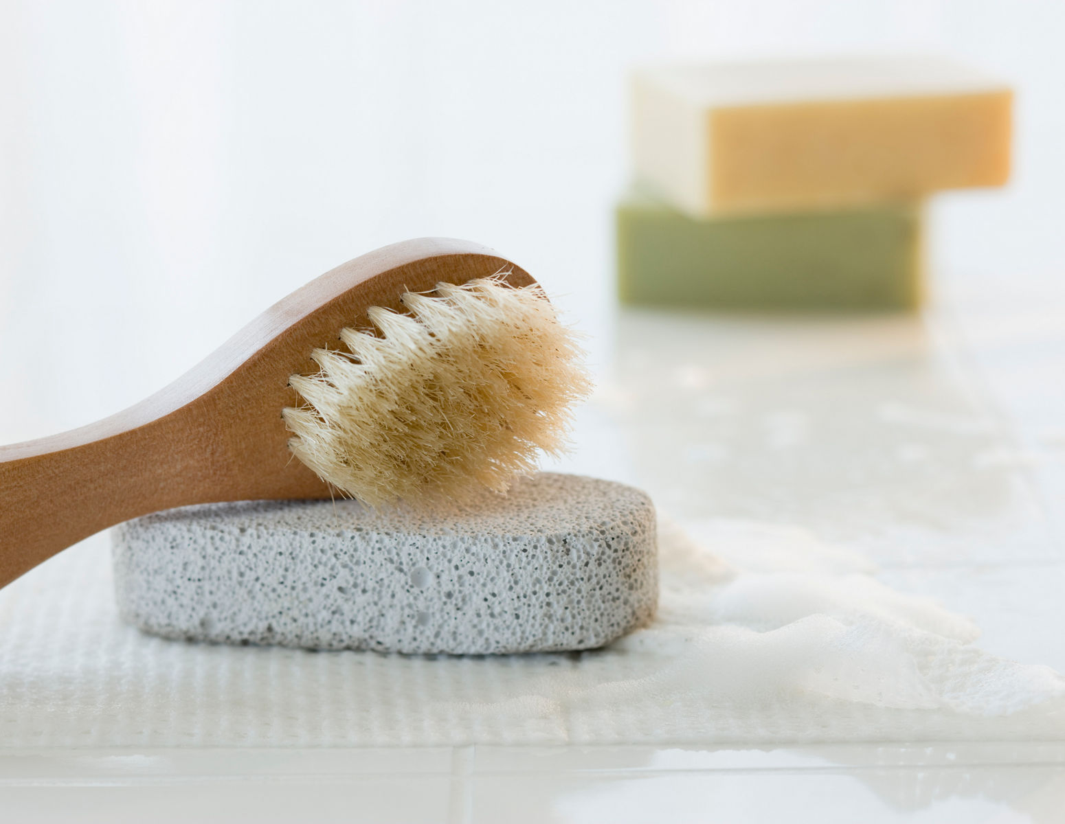 Brosse sèche et pierre ponce