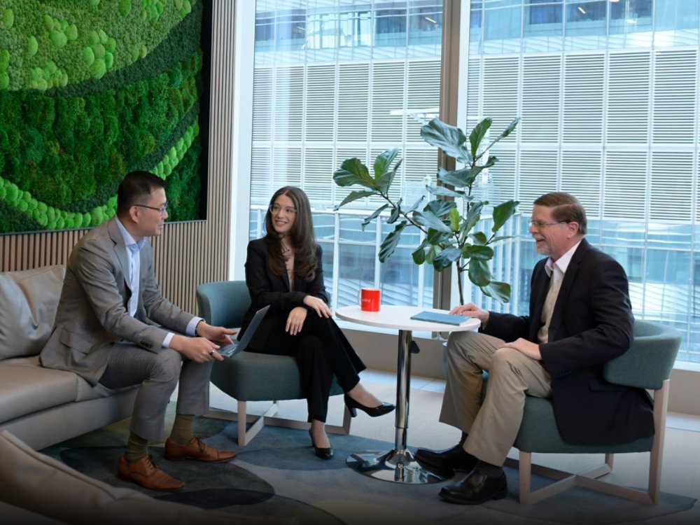 Kyndryl employees in New York discussing a project