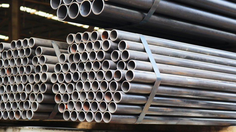 Round carbon steel pipe packaging in warehouse for logistics.