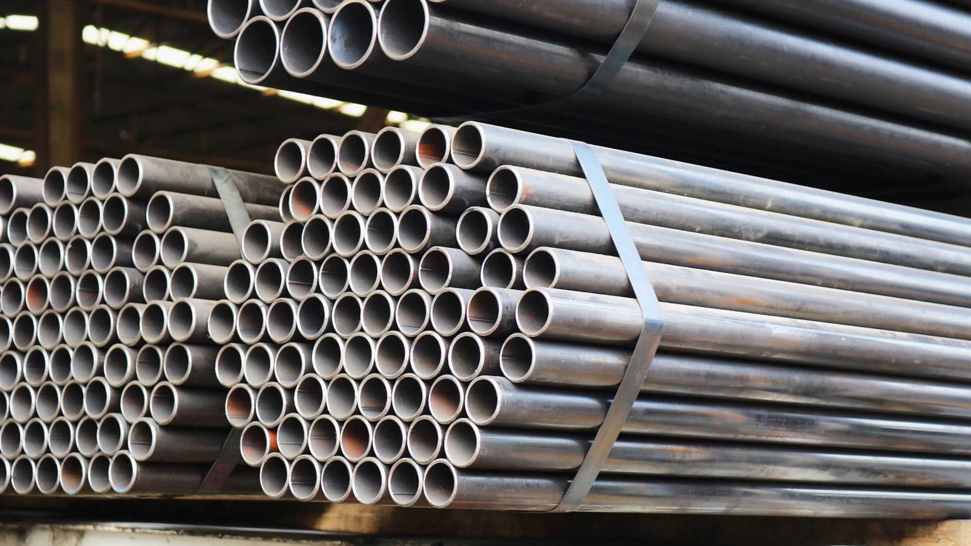Round carbon steel pipe packaging in warehouse for logistics.