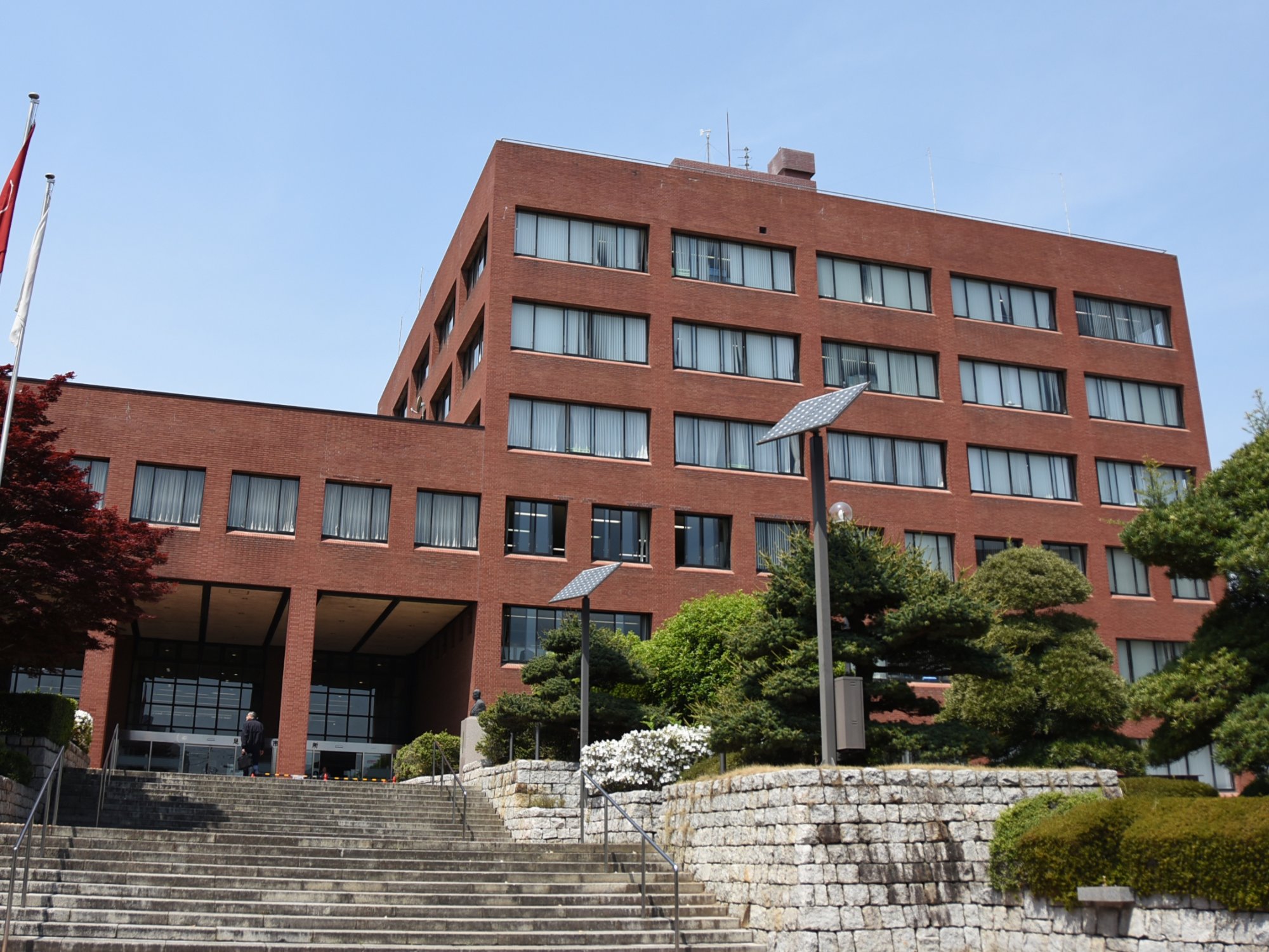 image of ashikaga-city-hall entrance