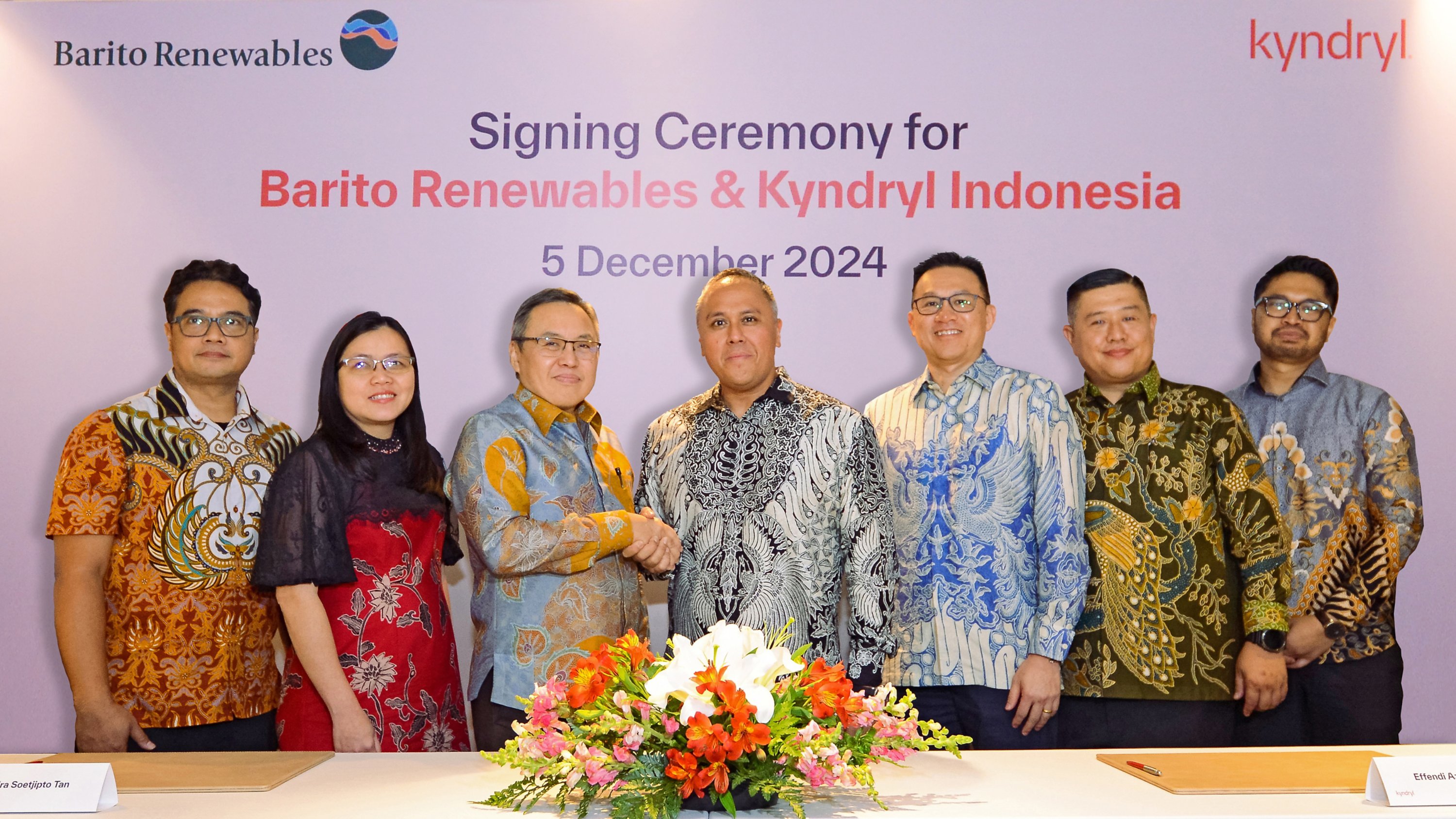 From left: Badruzzaman Luthfi, Head of IT of Star Energy Geothermal; Merly, Director and Corporate Secretary of Barito Renewables; Hendra Soetjipto Tan, CEO of Barito Renewables; Effendi Azmi Hashim, Managing Director of Kyndryl Indonesia & Malaysia; Andrew Lim, Managing Director of Kyndryl ASEAN; Felix Wira Putera - Head of Delivery of Kyndryl Indonesia; Muhammad Luthfi Nurfakhri, Consult Partner of Kyndryl Indonesia.