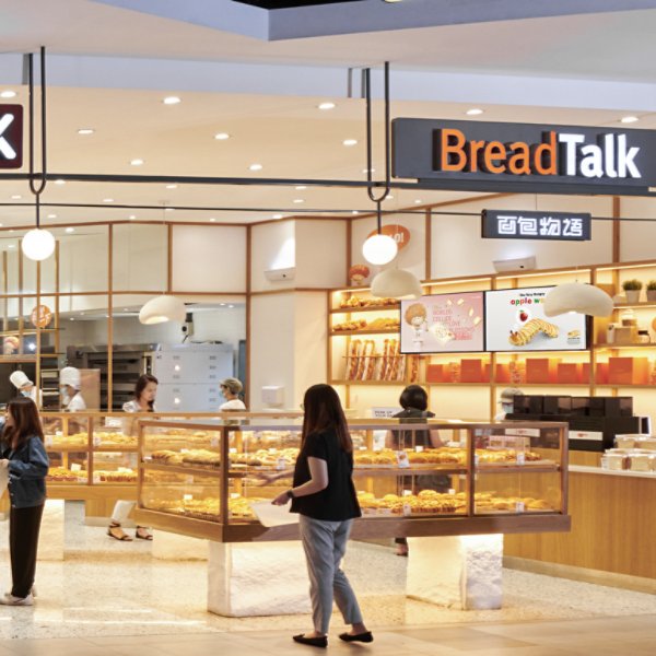 People shopping for bread at bread talk and toast box 