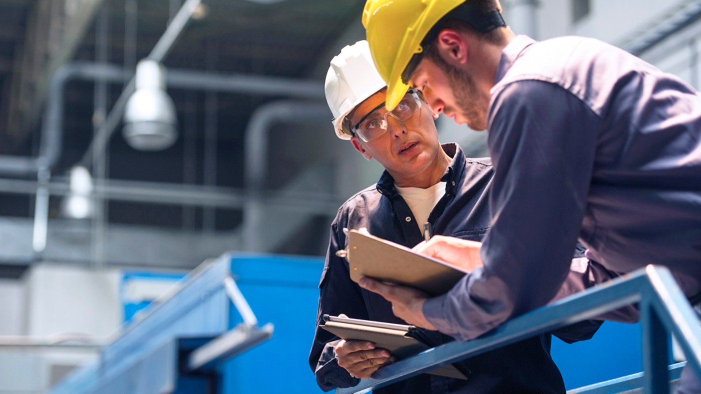 construction-workers-in-meeting4