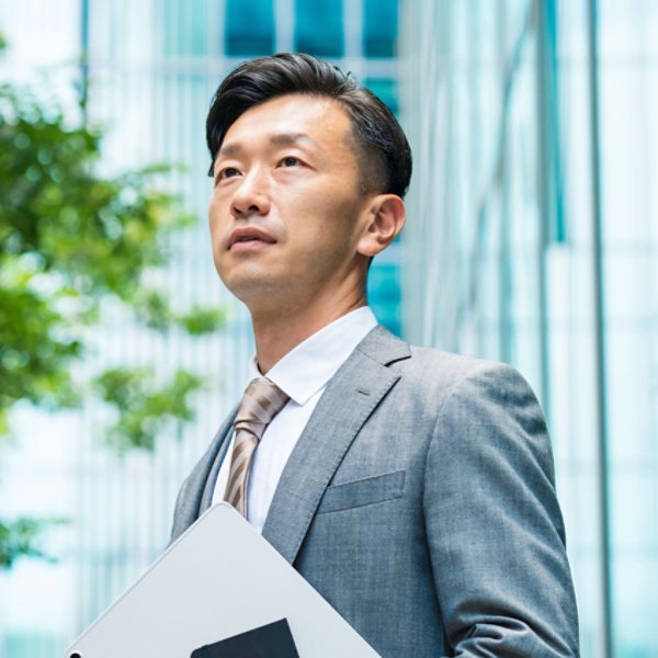 真剣な表情のビジネスマン