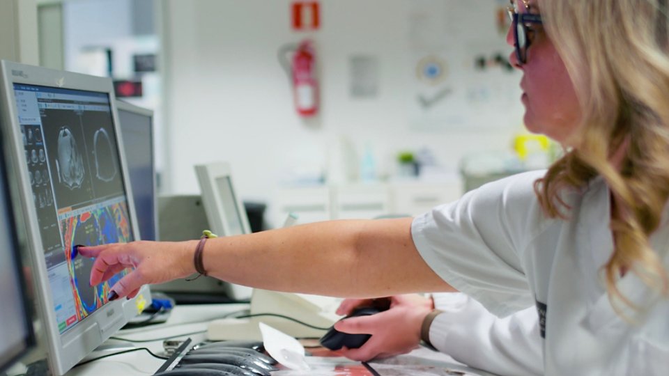 female-nurse-pointing-at-monitor
