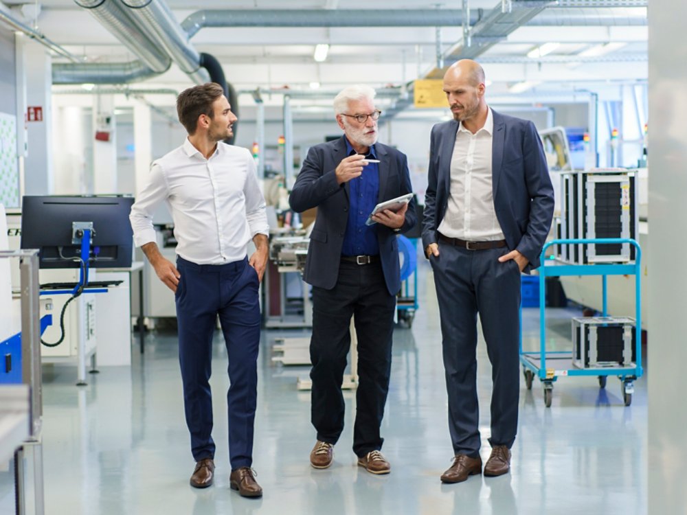 Deutschland, NRW, Oberhausen, Industrie, Hi-Tech, Modern, Teamwork, Forschung, Labor, Clean, Mann, 40 Jahre, Mann, 27 Jahre, Mann, 68 Jahre