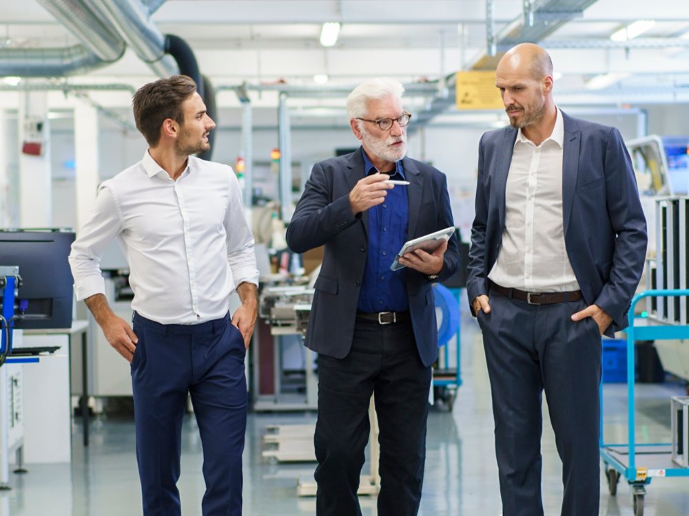 Deutschland, NRW, Oberhausen, Industrie, Hi-Tech, Modern, Teamwork, Forschung, Labor, Clean, Mann, 40 Jahre, Mann, 27 Jahre, Mann, 68 Jahre