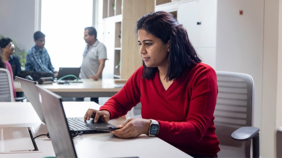 Female Kyndryl employee working on a mainframe project