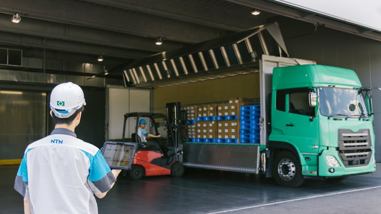 ntn-workers-loading-truck