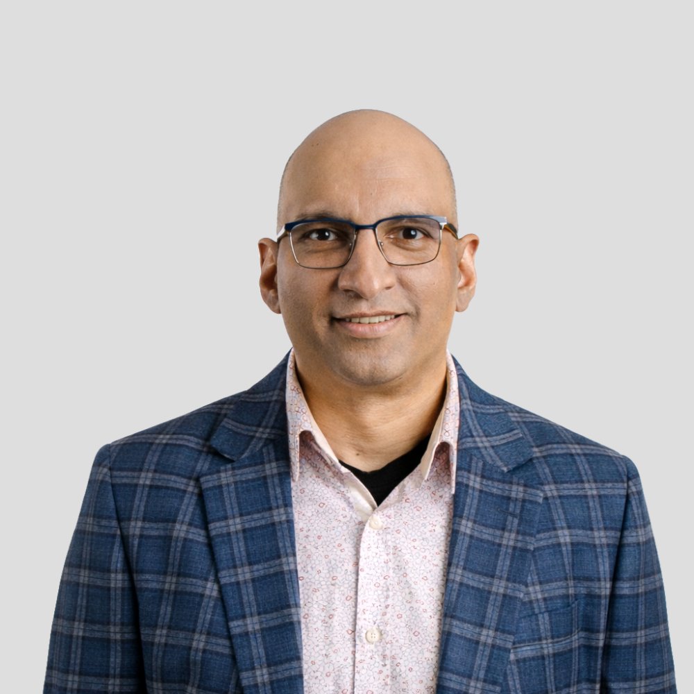 Shawn D'Souza - 16x9 format - solid background