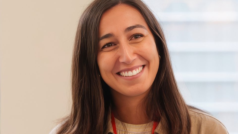 Woman employee form Spain with a Kyndryl lanyard around her neck