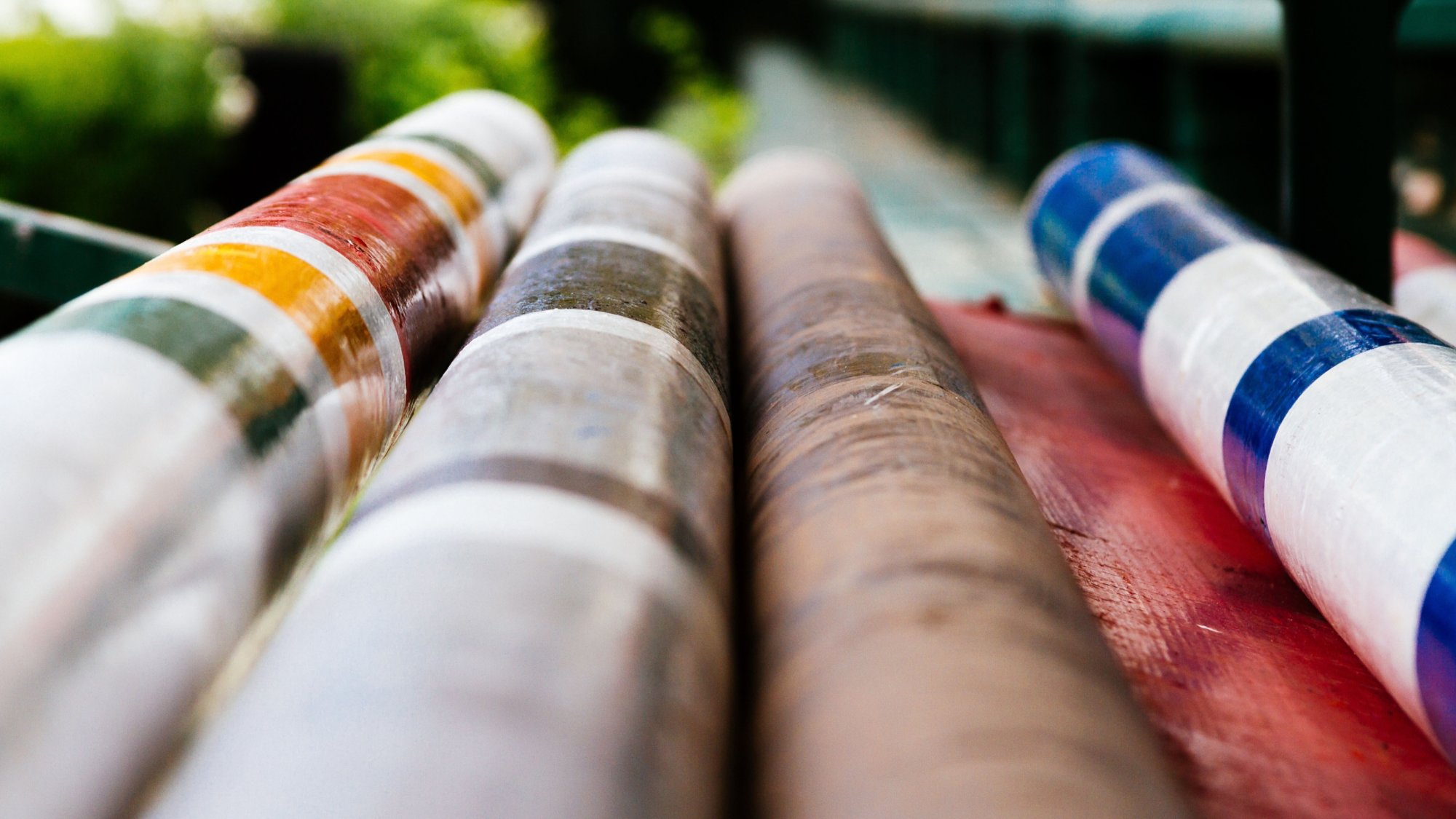 Color bars for obstacles in show jumping with differential focus
