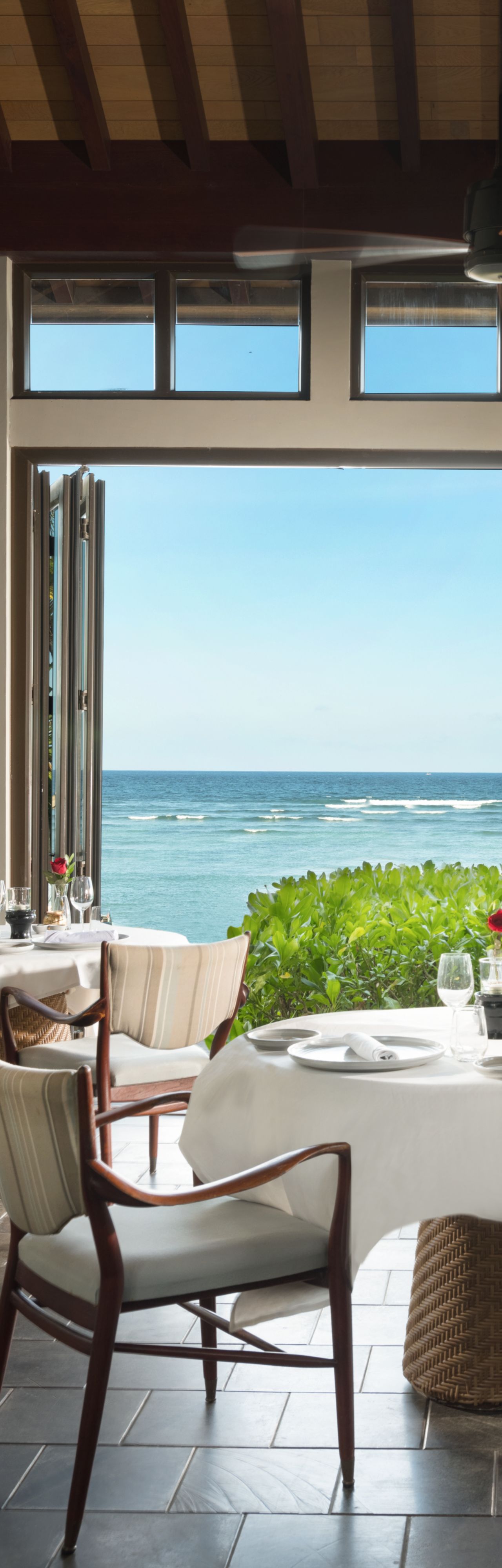 ヌサドゥアのオーシャンビューのレストラン ザ・リッツ・カールトン・バリ