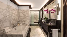 Legendary Suites - Master Bathroom