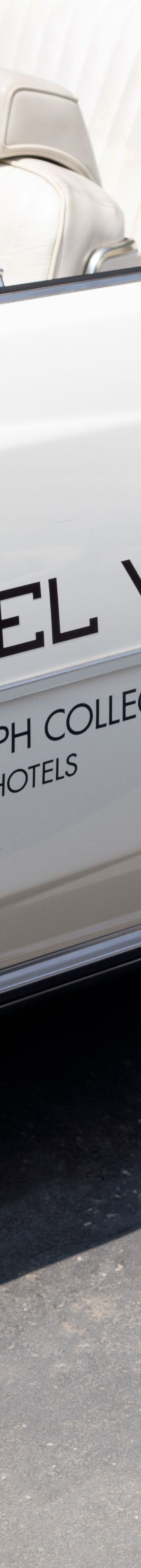 Car with Hotel Vin logo