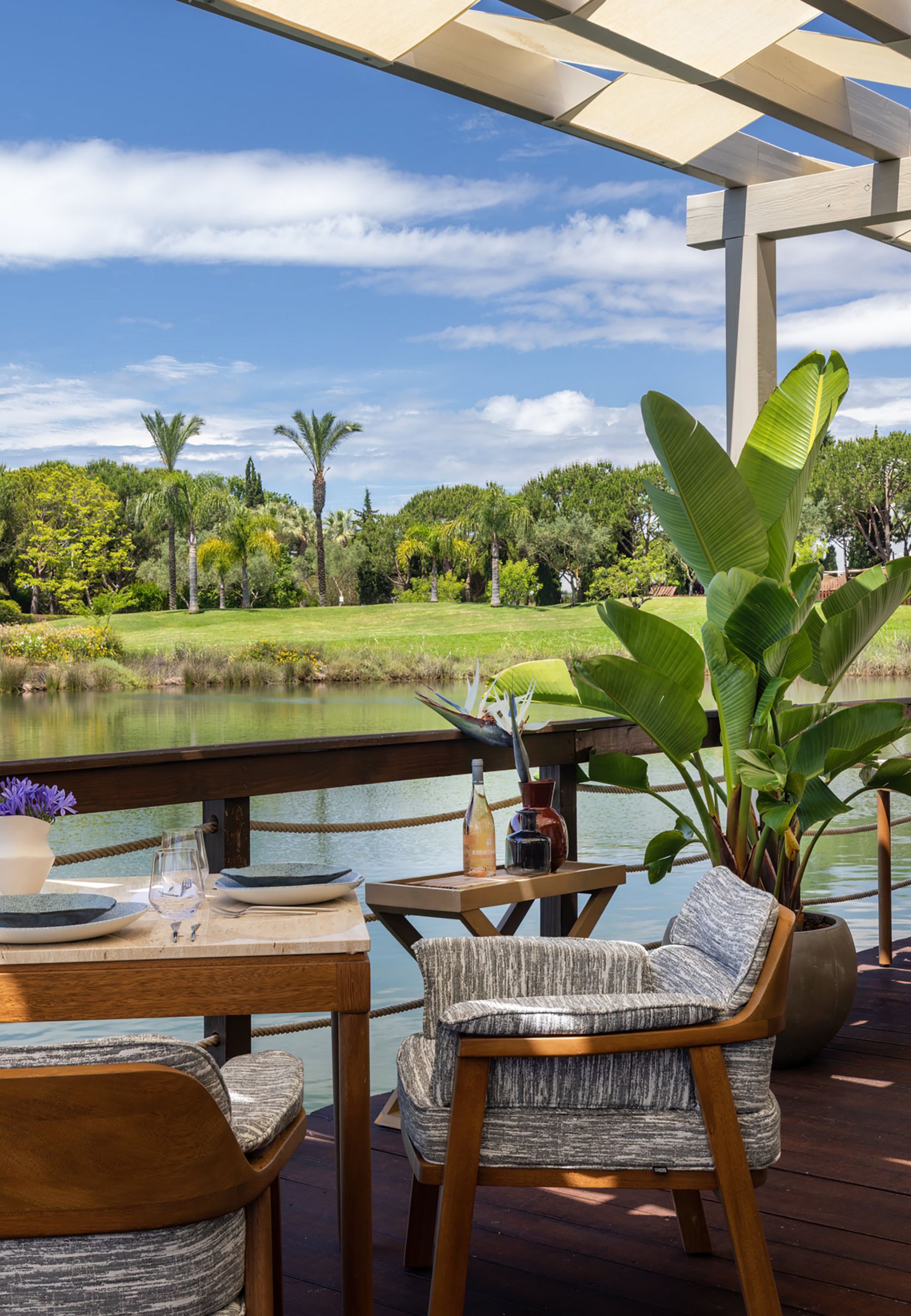 Makris on the lake 12356