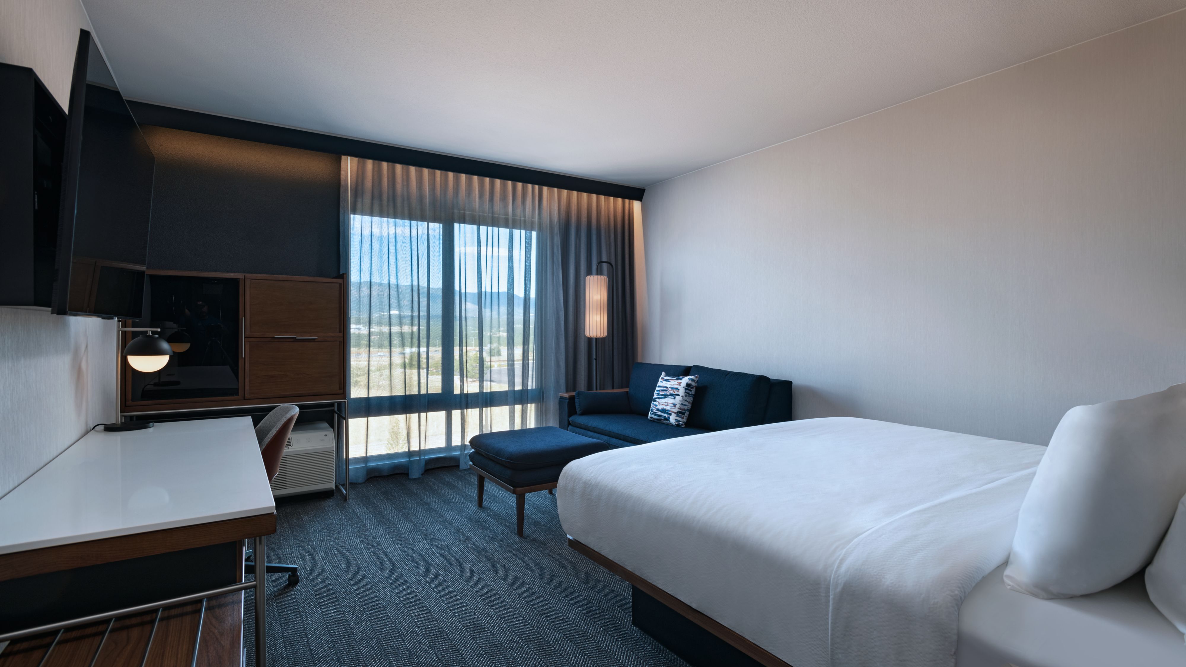 33 Courtyard Marriott Colorado Springs RuebieMirab   Cy Cosno King Room 41880 Wide Hor