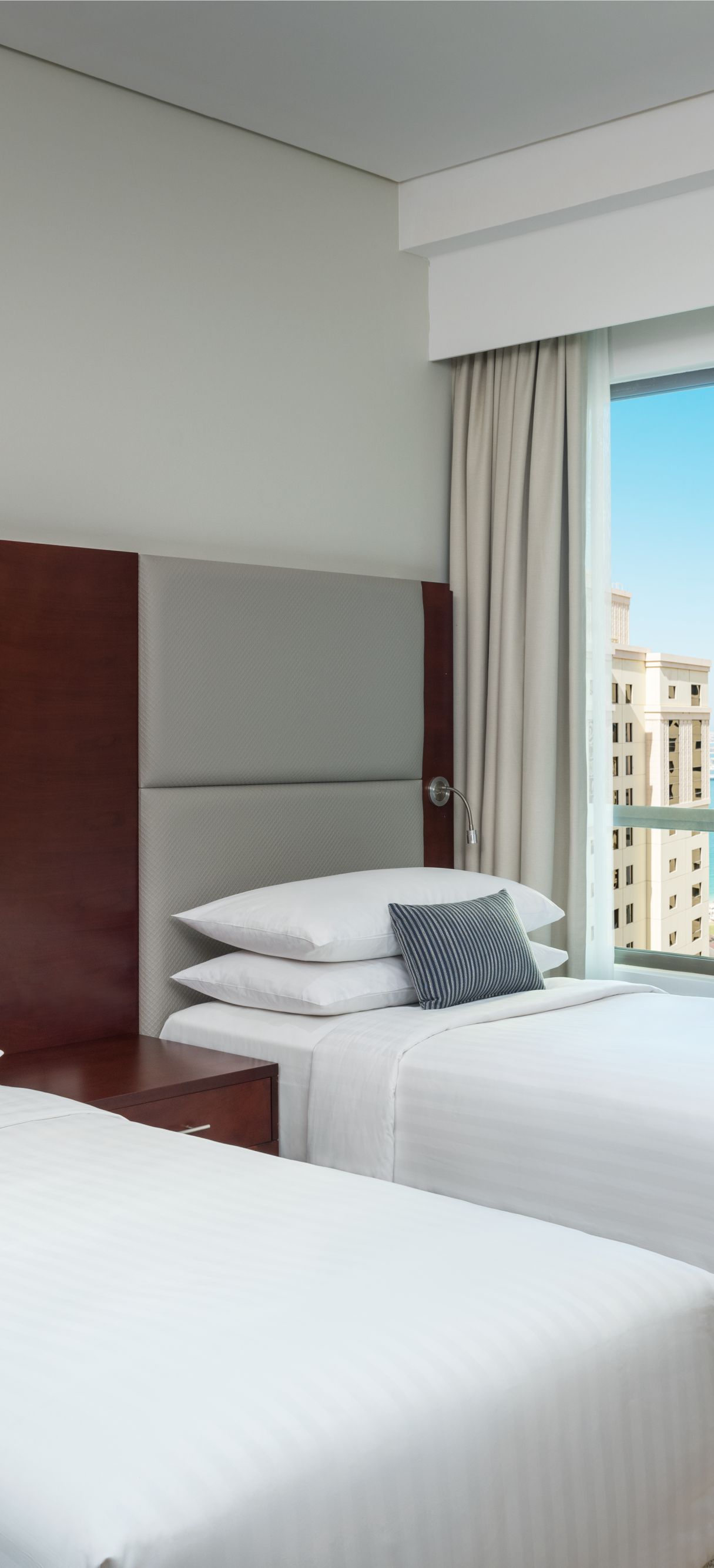 Delta hotels by marriott city center doha. Delta Hotels by Marriott Jumeirah Beach. Delta Hotels by Marriott, Jumeirah Beach Dubai 4*. Delta Hotels by Marriott Jumeirah Beach стандартный номер фото. Delta Hotels by Marriott City Center Doha 5.