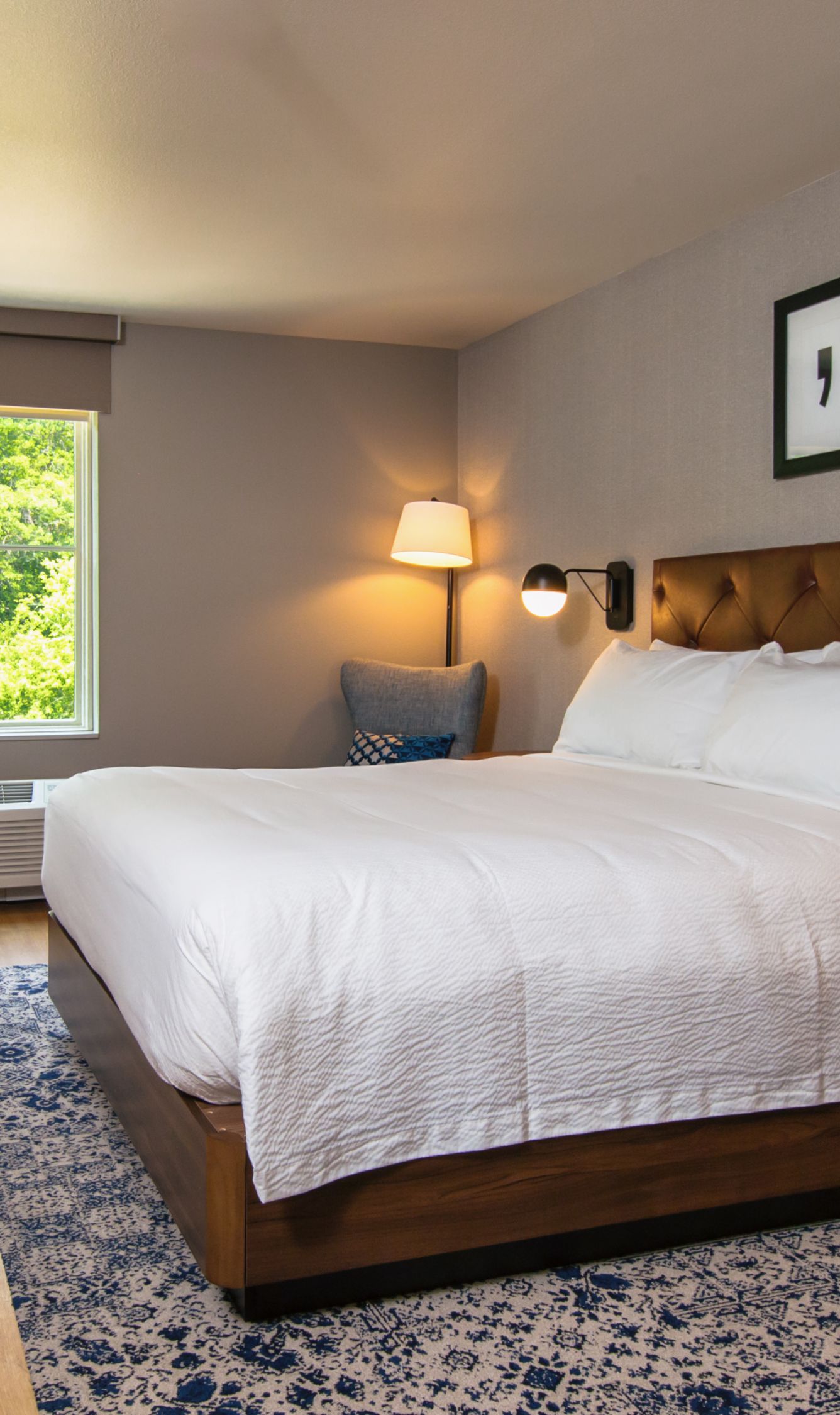 Guestroom with king bed, TV and desk