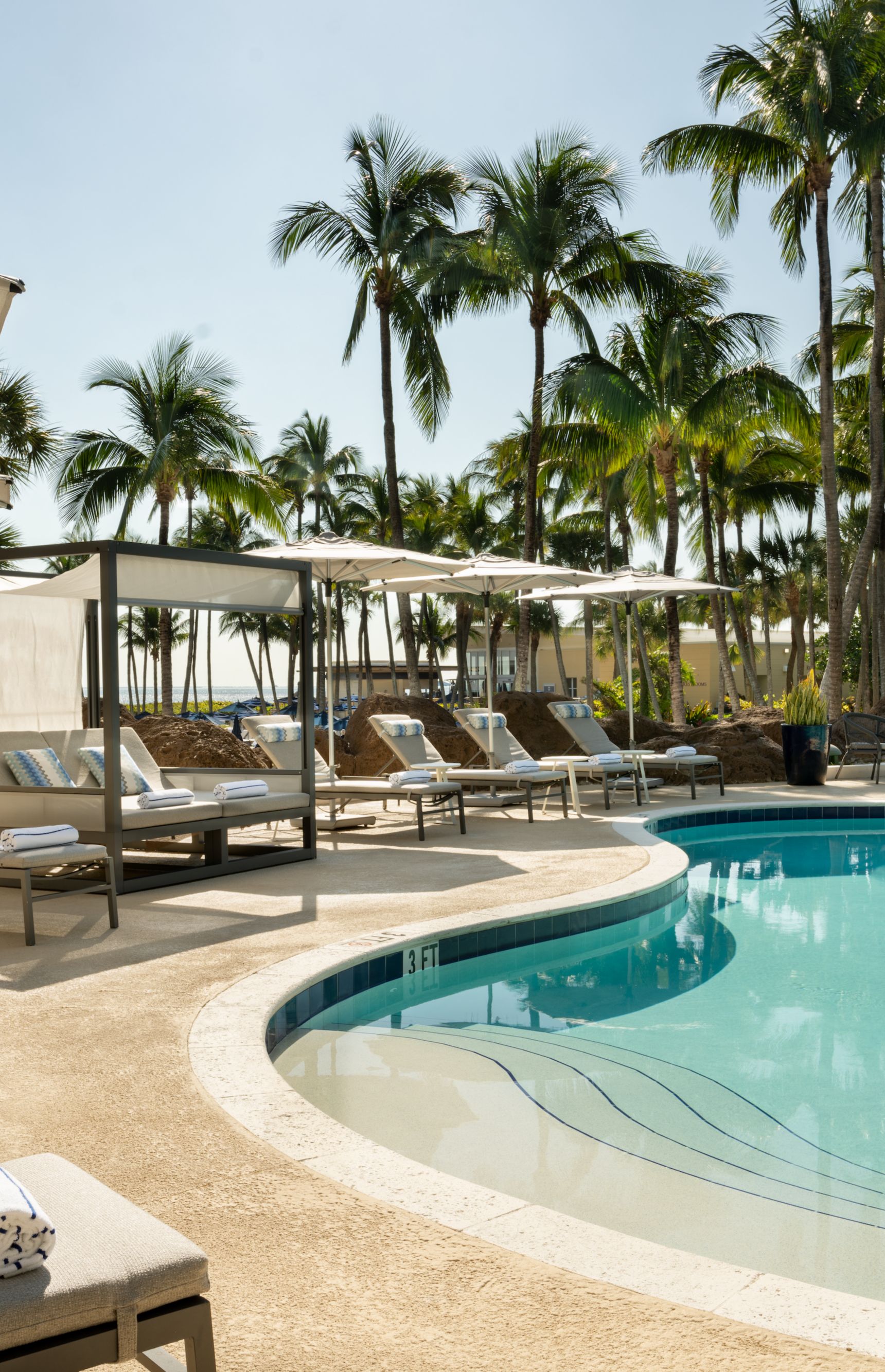 Outdoor Pool Cabanas & Daybeds