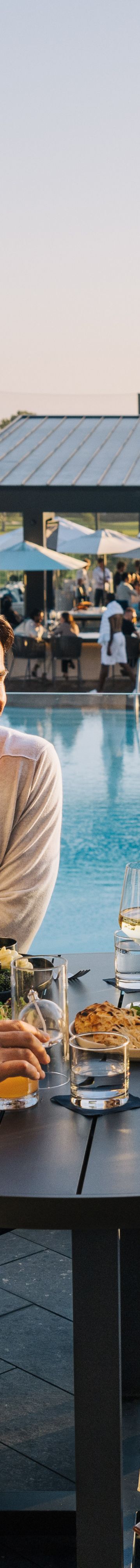 friends-dining-12373