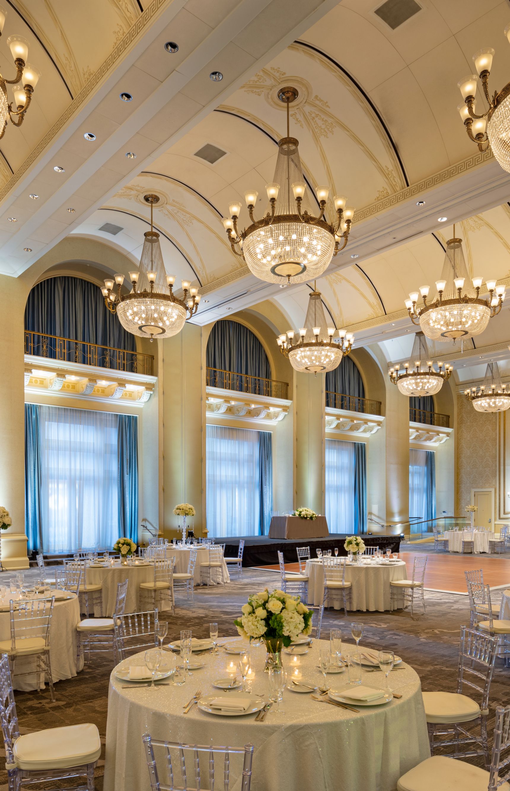 rounds wedding set up chandelier