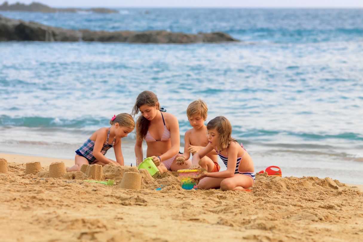 Fkk kids. Семья на пляже. Ребятишки на пляже. Детишки на пляже. Детские пляжи.