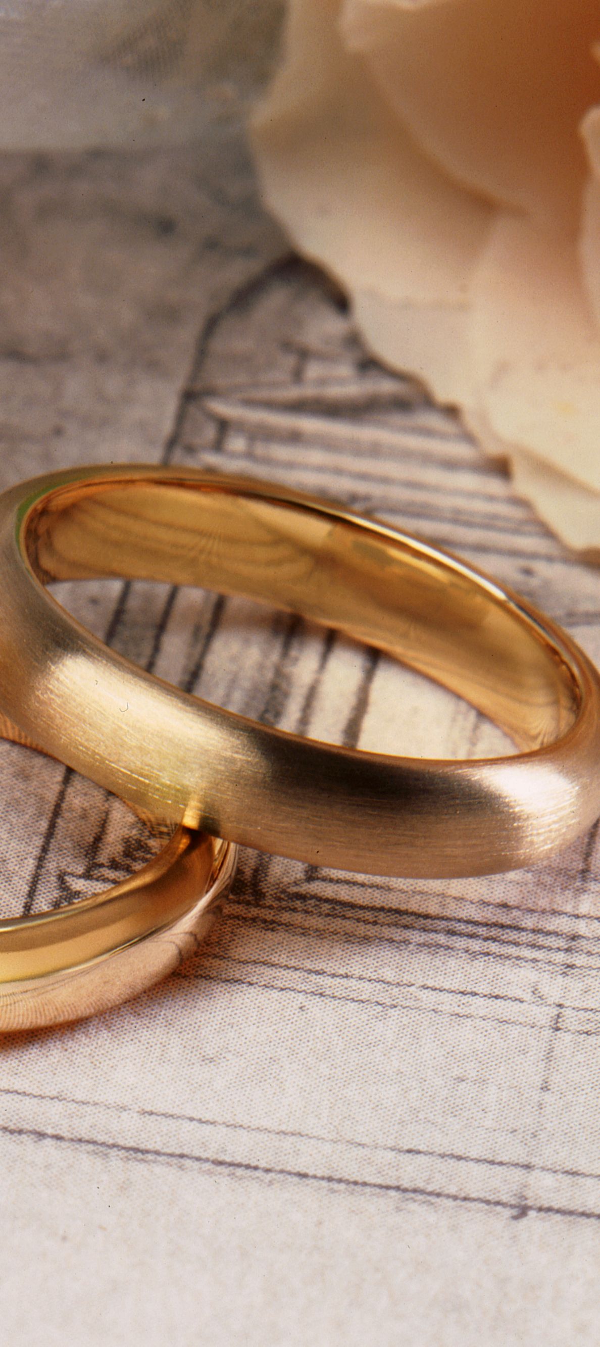 Wedding rings with roses.