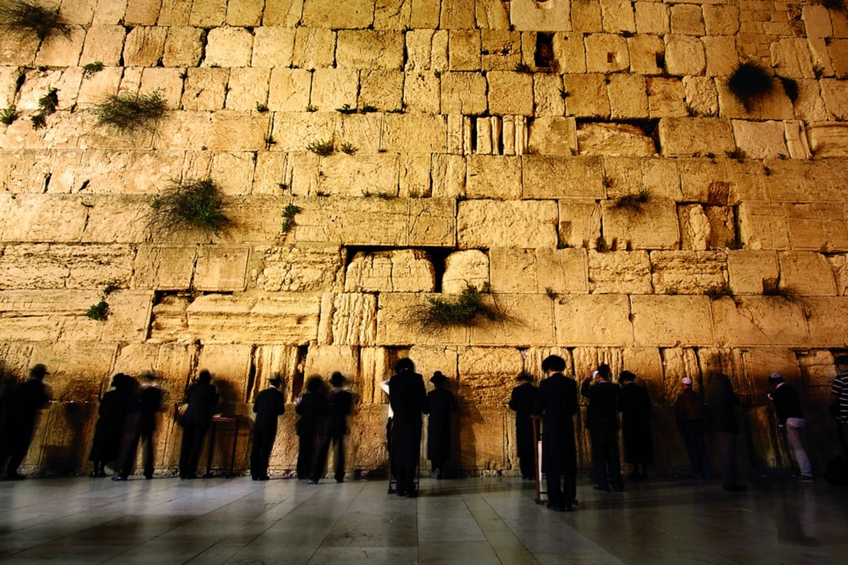 The faithful gather at Israel?s ancient Western Wall