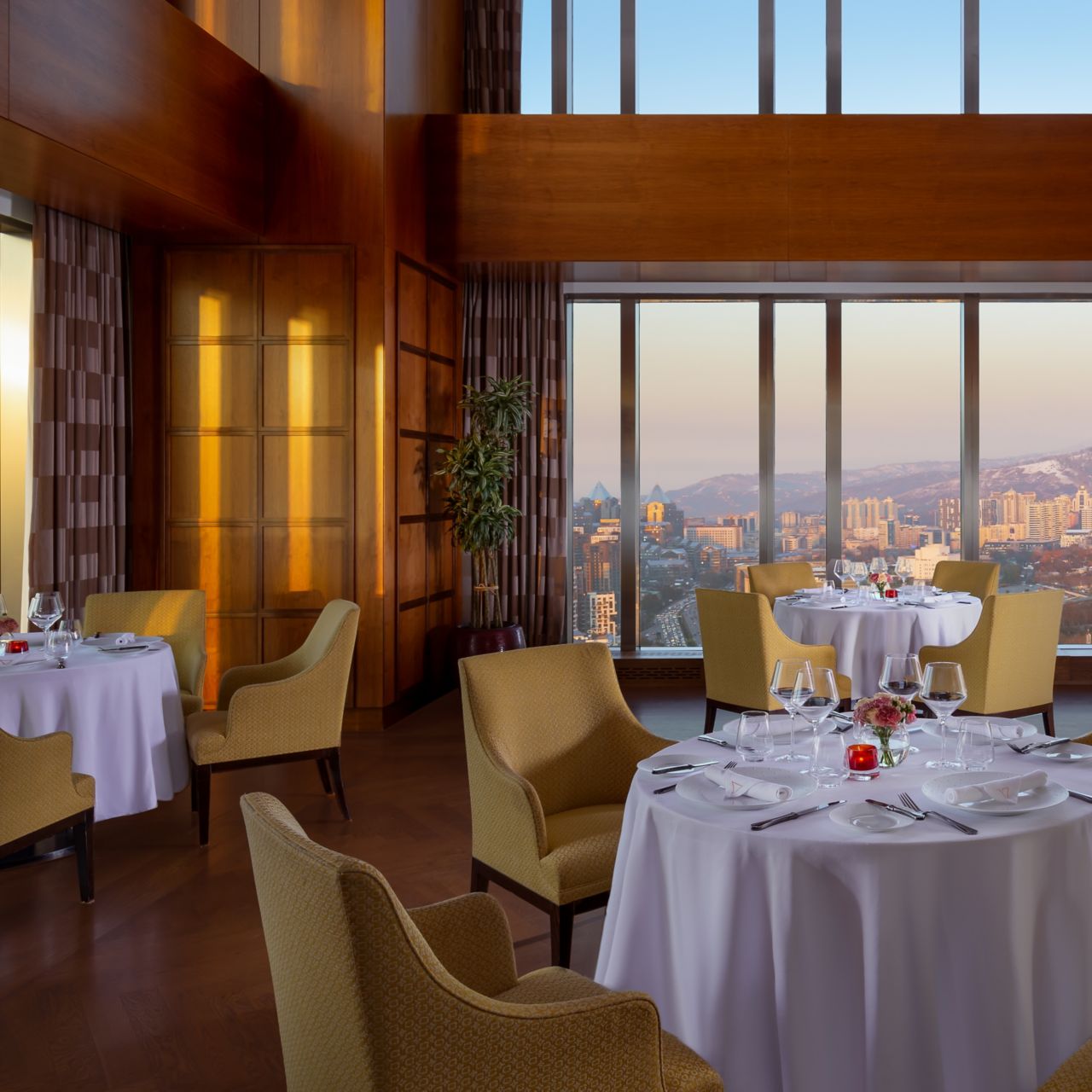 A restaurant with a view towards the city
