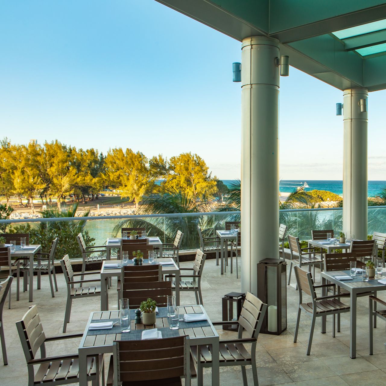 terraza del restaurante al aire libre con vista al mar