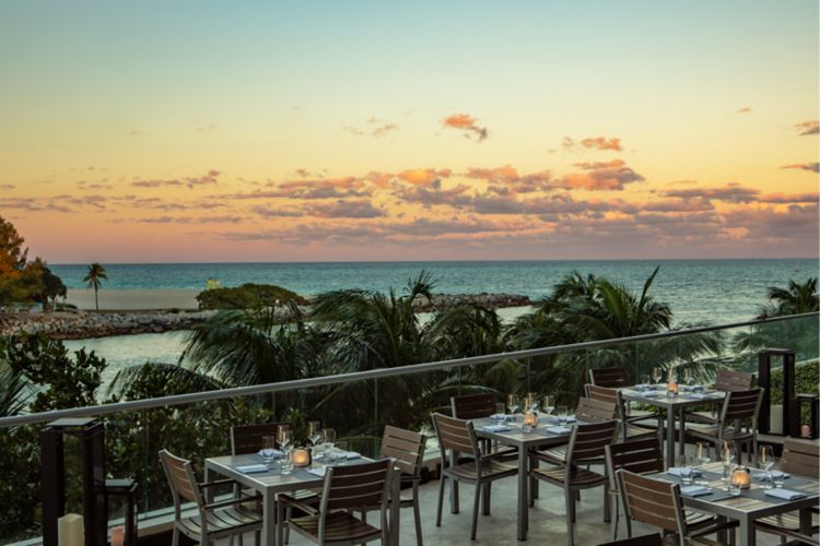 terraza del restaurante al aire libre con vista a la puesta de sol