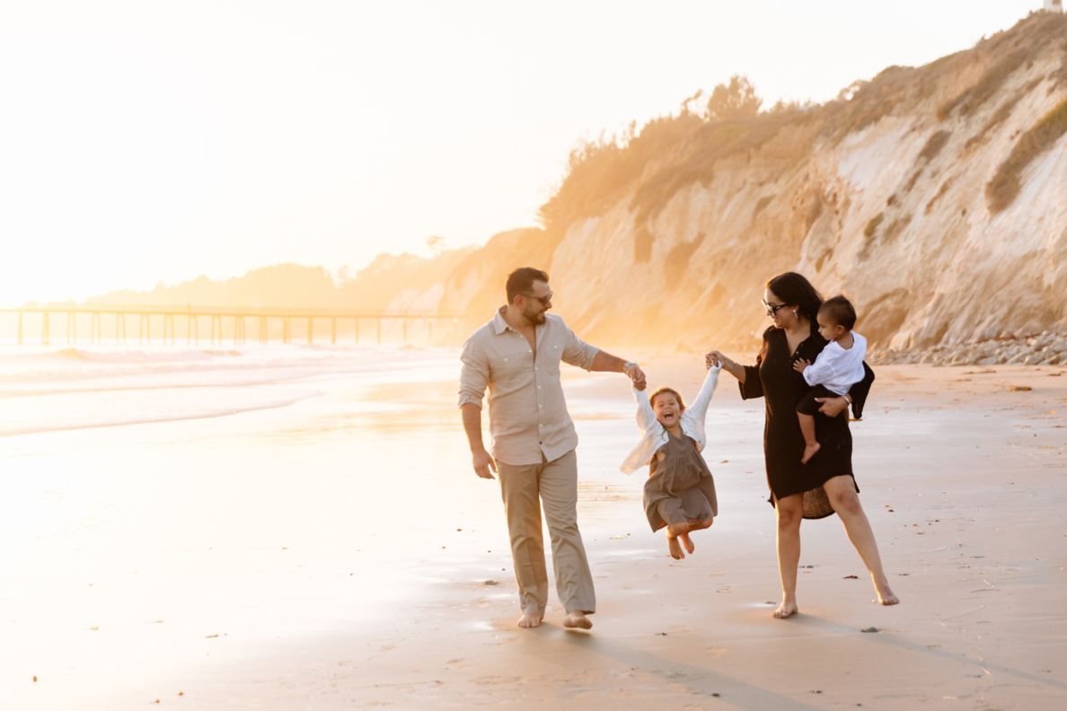 Familie mit Kindern bei einem unterhaltsamen Strandspaziergang