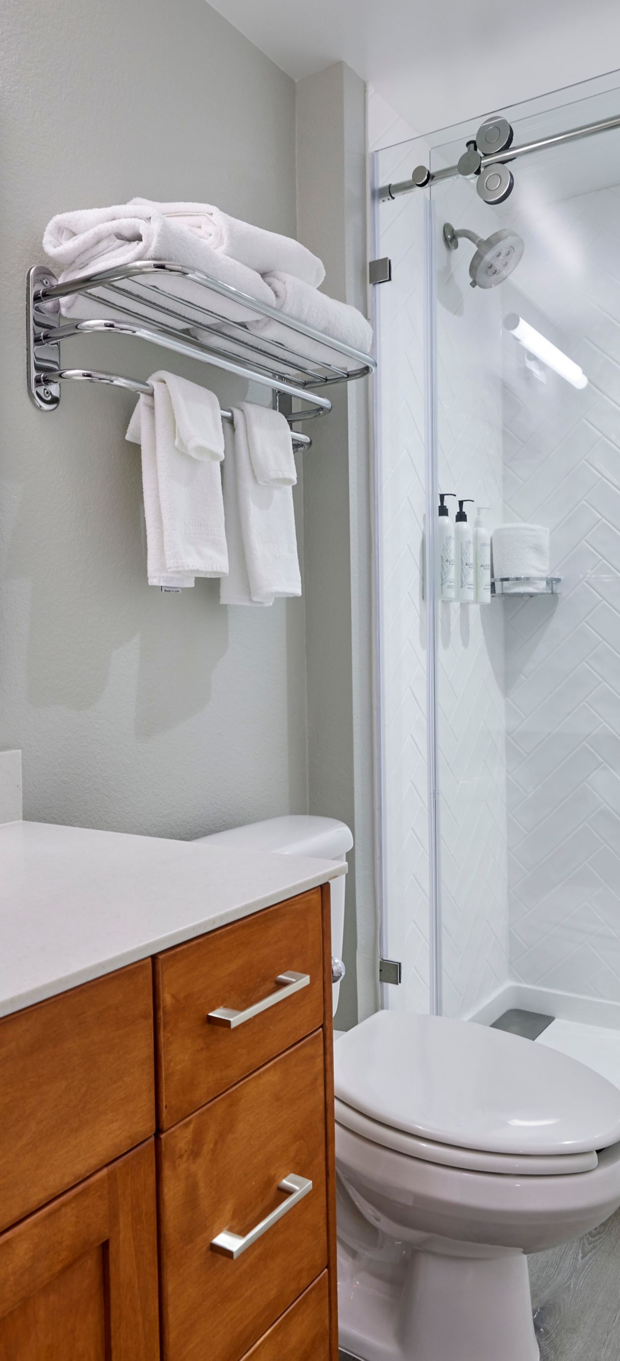 Very handy shelves in the shower / bath tub. - Picture of Towneplace Suites  By Marriott Sudbury - Tripadvisor