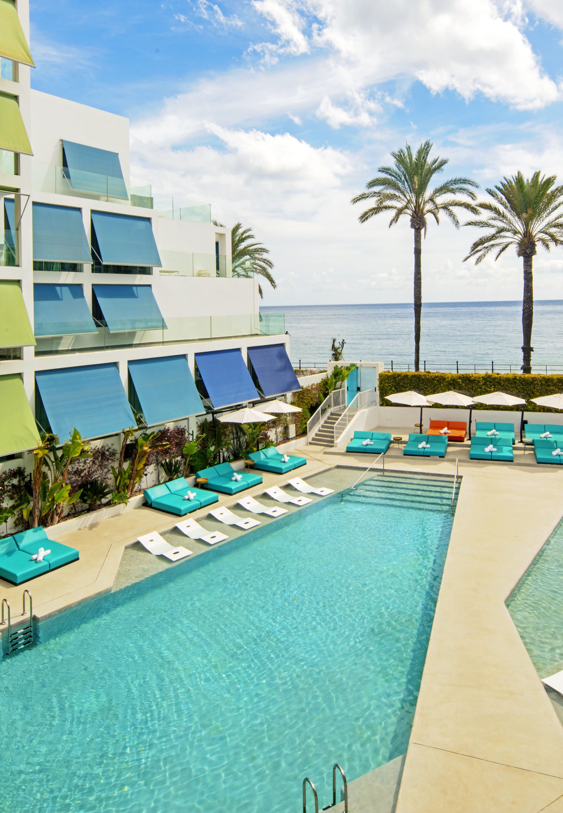 Wet Deck sundeck with sunbeds around the pools 