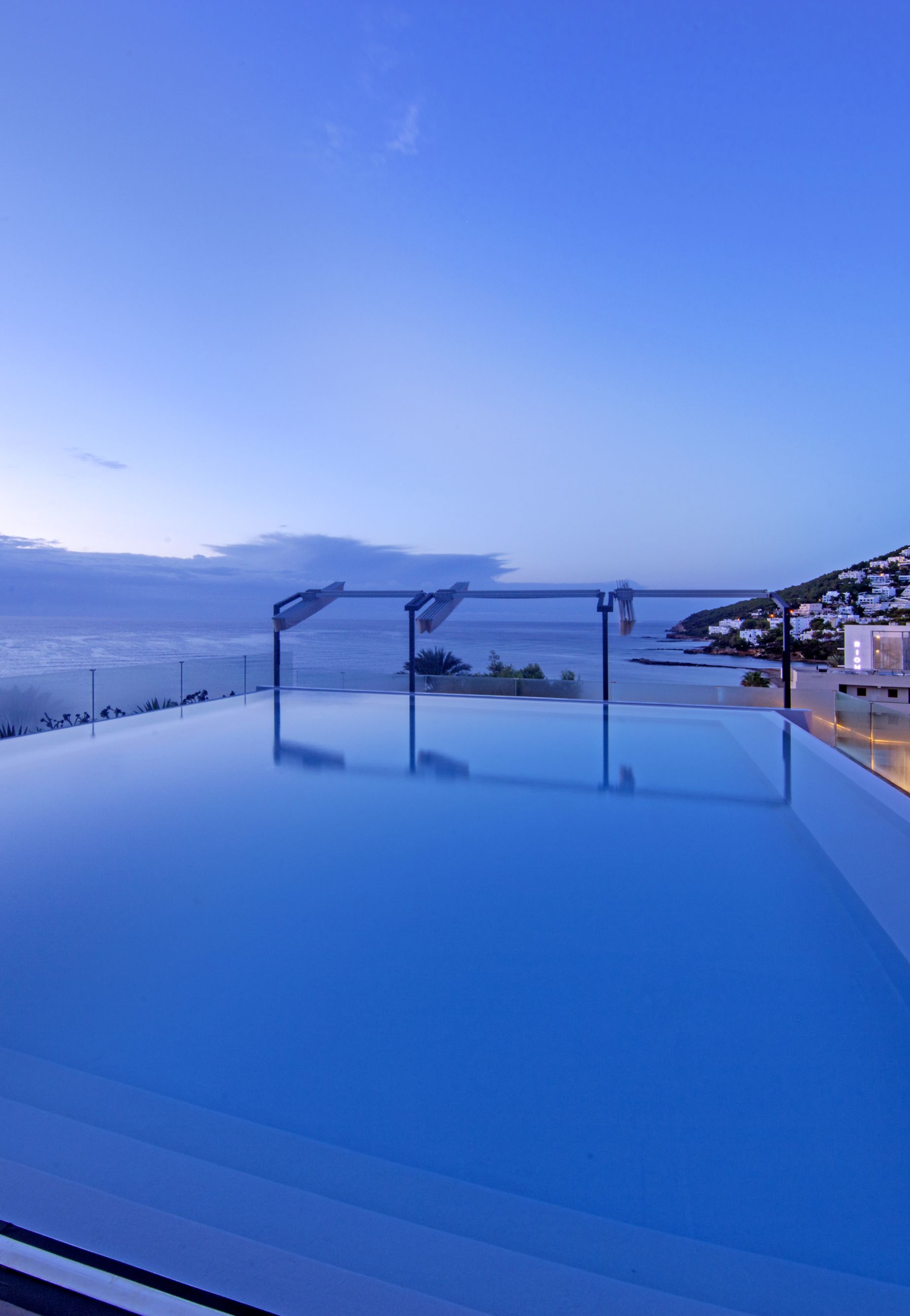 GLOW's rooftop with infinity pool over the Sea