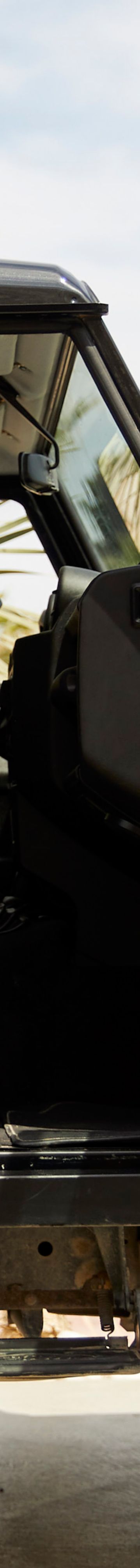 Talent opening car d37996