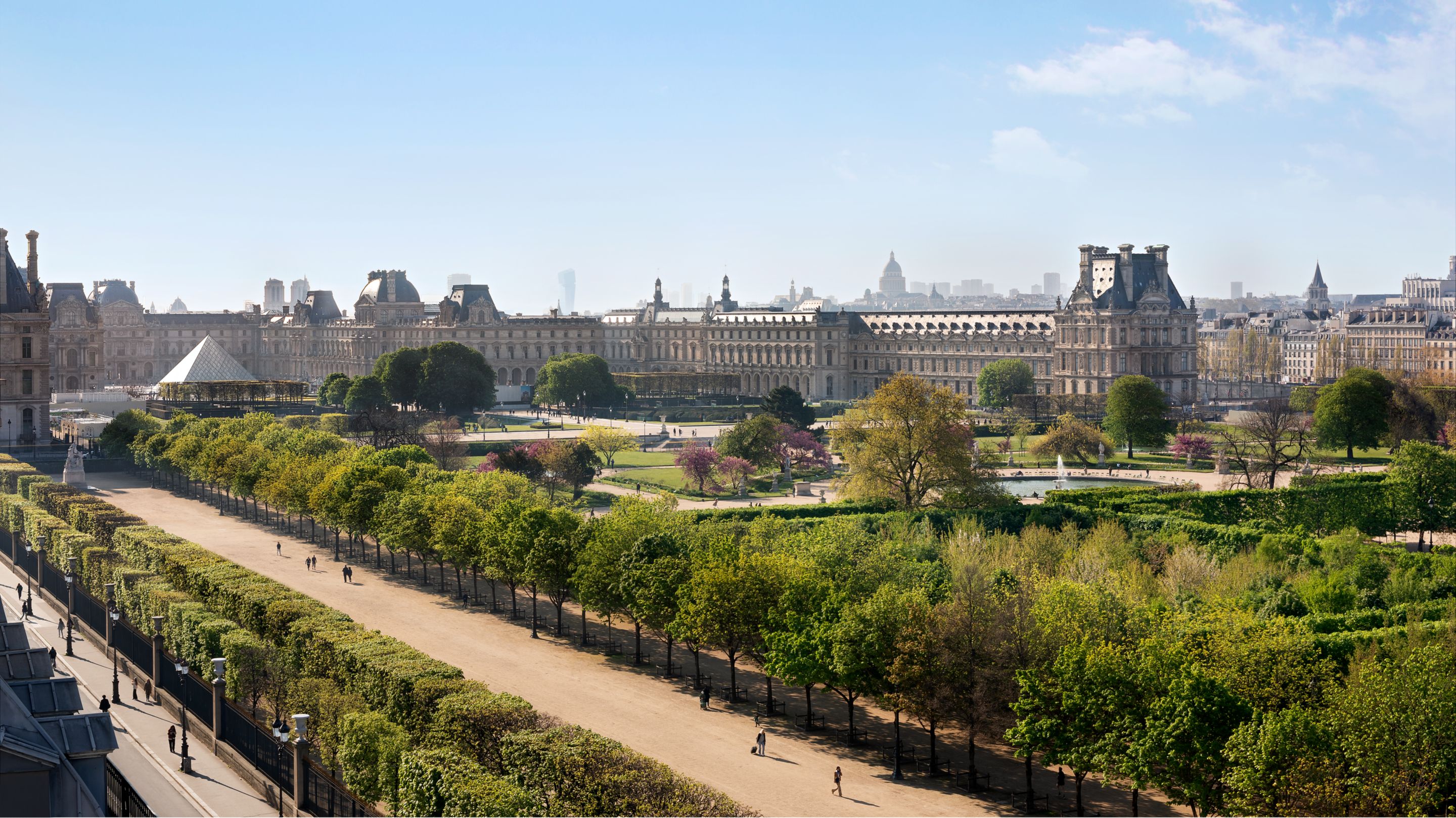 Vue du musée du Louvre sous le soleil  
