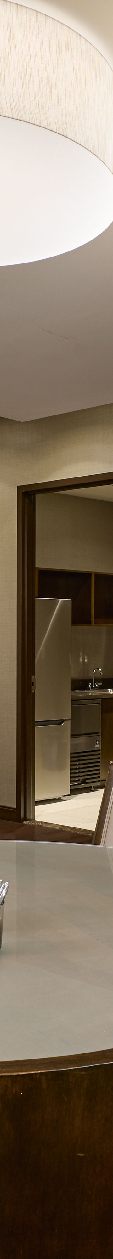 suite-round-table-41140