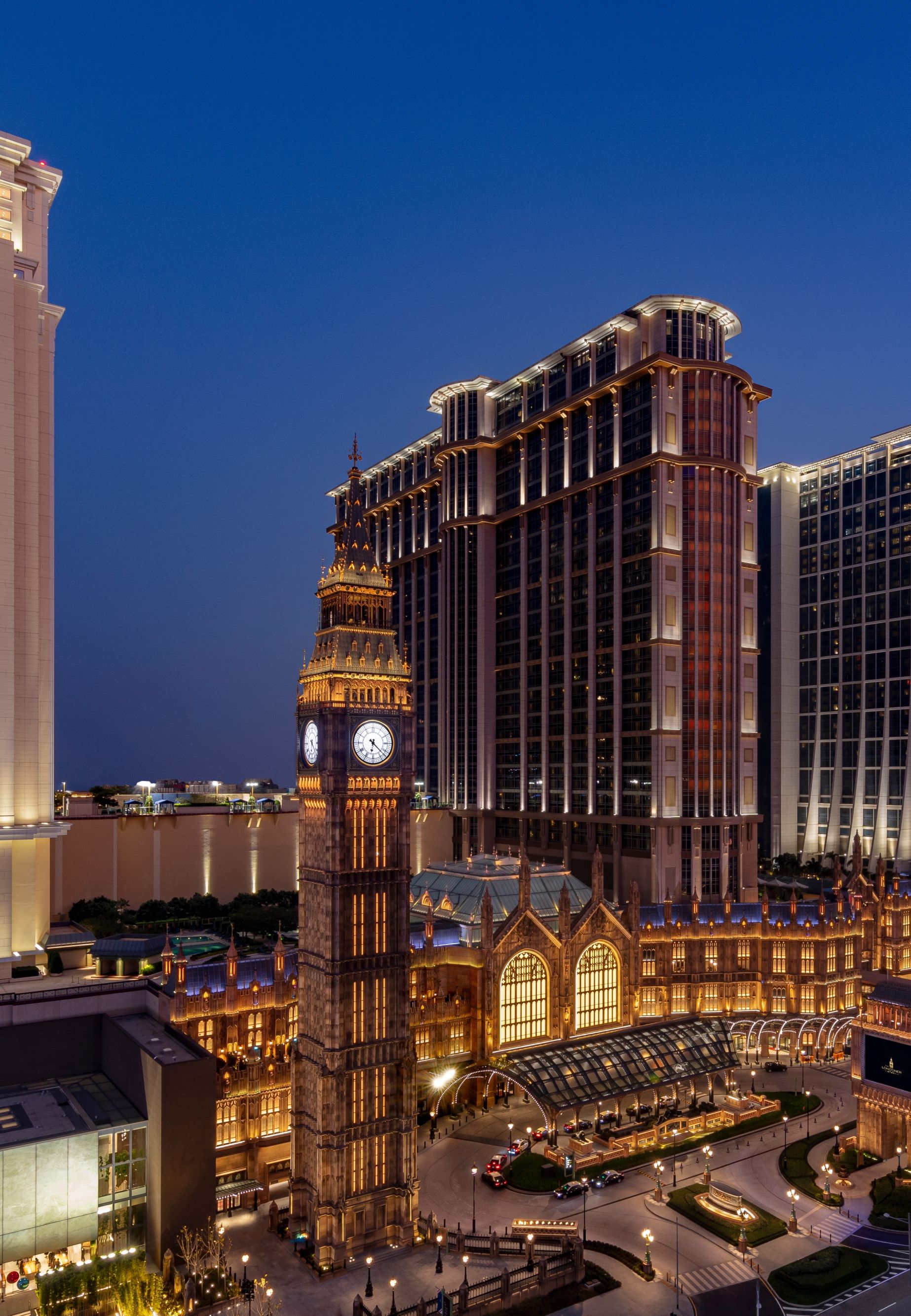 繁华夜景中灯光璀璨的酒店.