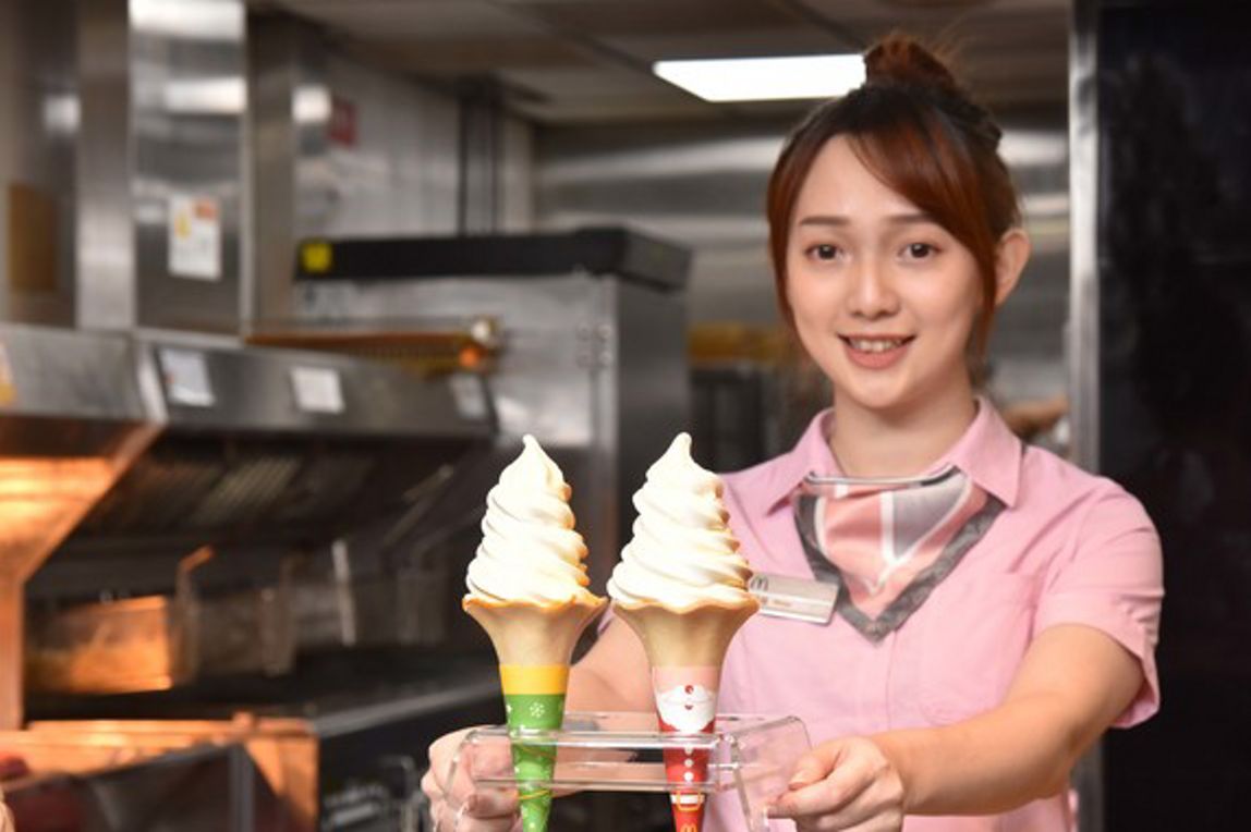 聖誔節的腳步近了，台灣麥當勞搭上聖誔視覺系風潮大玩「萌行銷」，大蛋捲冰淇淋換上聖誕新裝可愛登場。