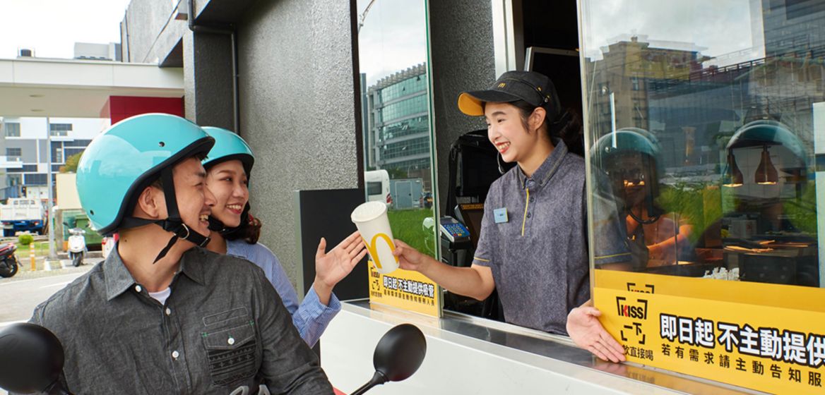 台灣麥當勞「冷飲直接喝」推行成效佳！ 9成消費者支持 吸管用量減少75% 11/6起再進一步：歡樂送與得來速 亦不主動提供吸管