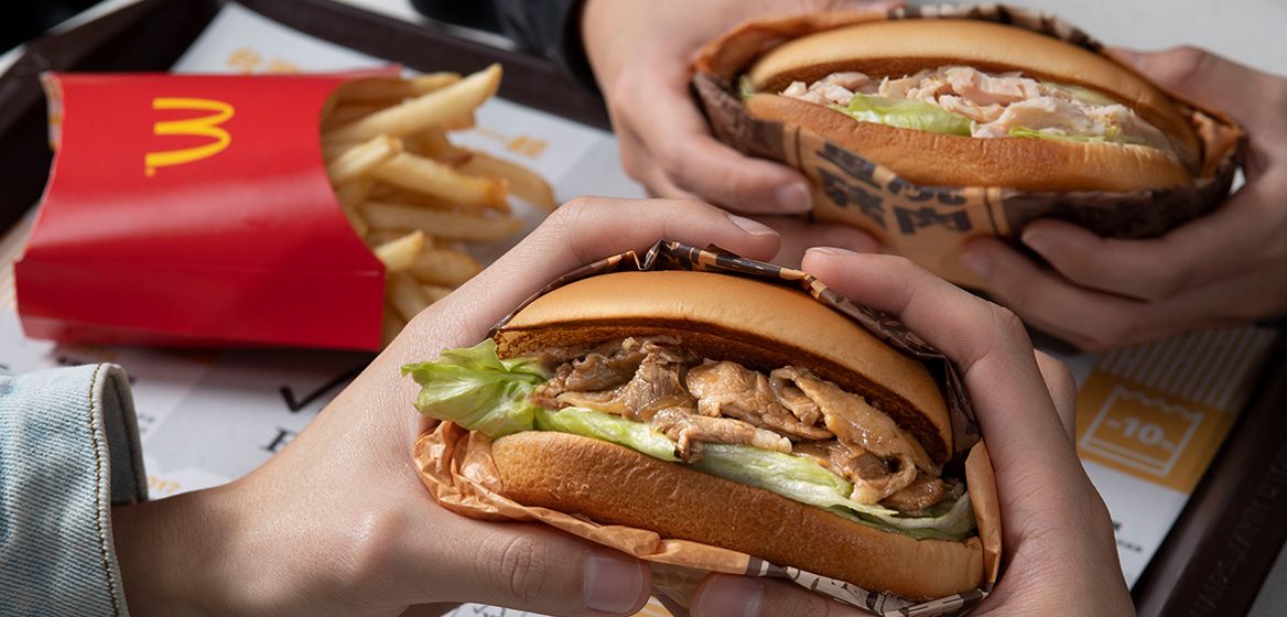 麥當勞全新「長堡系列」，3/25~4/28期間限定肉感登場！ 「煙燻鷄肉長堡」、「薑燒豬肉長堡」 讓你咬到最後一口都是肉 3/27~3/29「一拍成真，免費吃長堡！」免費6,000份讓你搶先品嚐！