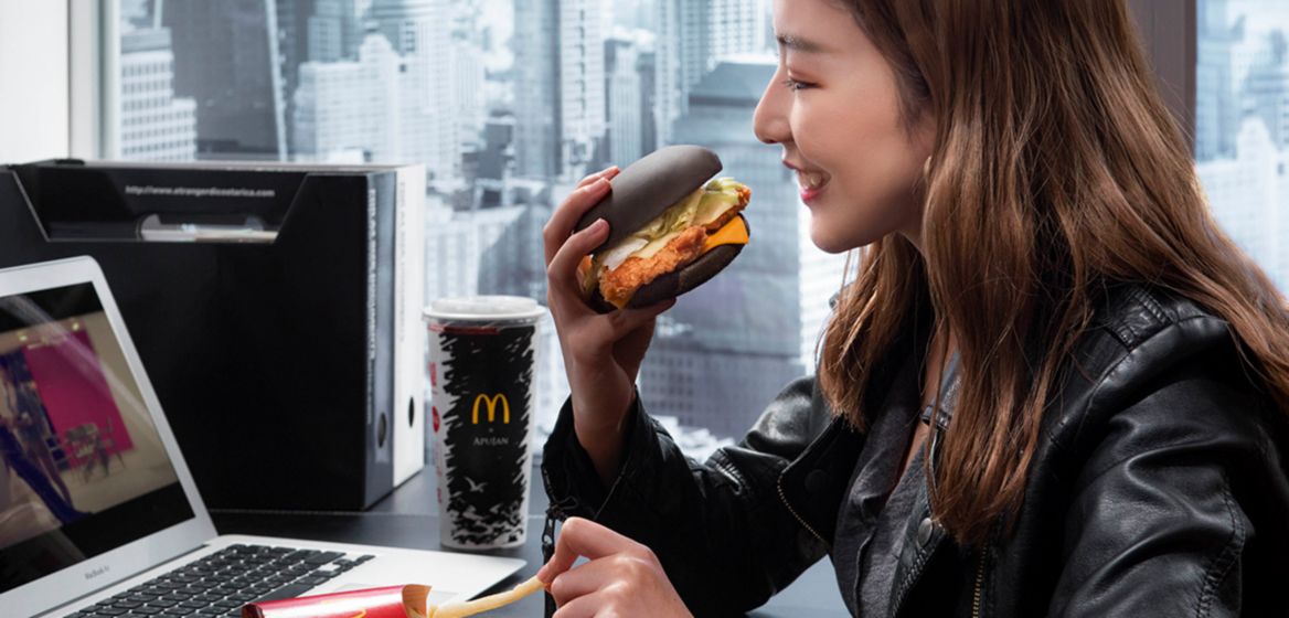 麥當勞「極黑浪潮」美味與質感兼具的純黑哲學 05/06黑堡系列重磅登場 再添鷄肉新選擇、限期點燃饕客魂！ 攜手時裝設計師品牌「APUJAN」訂製黑裝，讓您的相機為之瘋狂